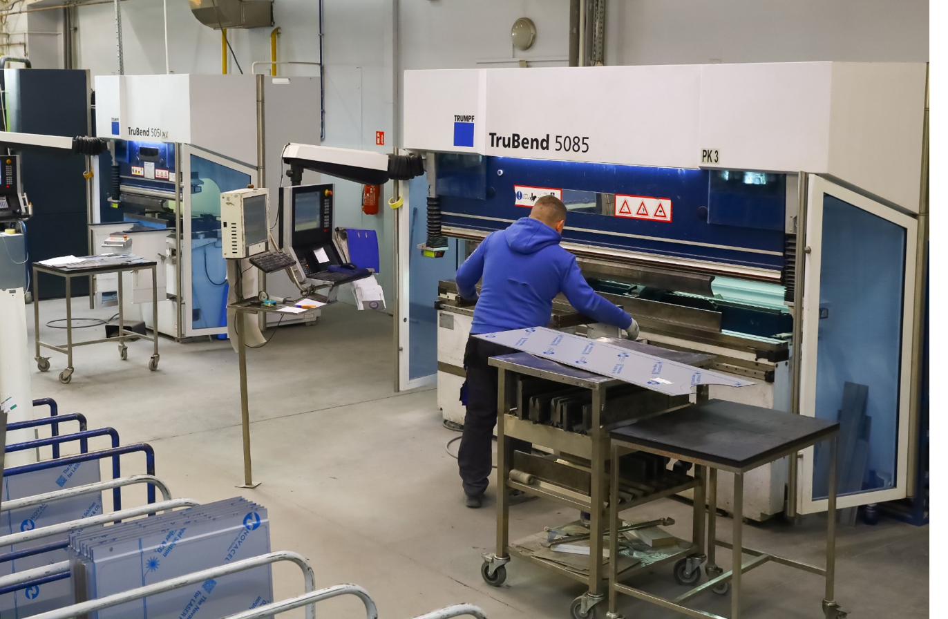 Operator at Trumpf TruBend 5085 press brake